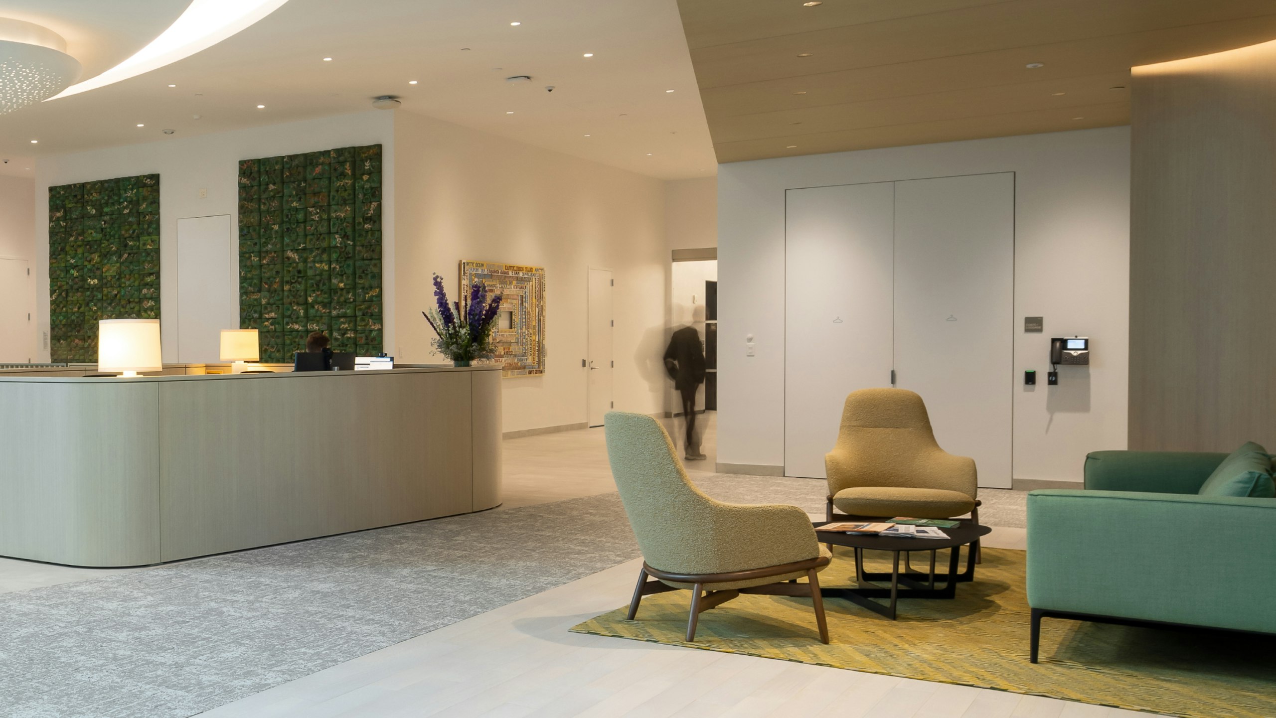 Un coin salon commun et un poste de travail dans les bureaux de BlackRock à New York