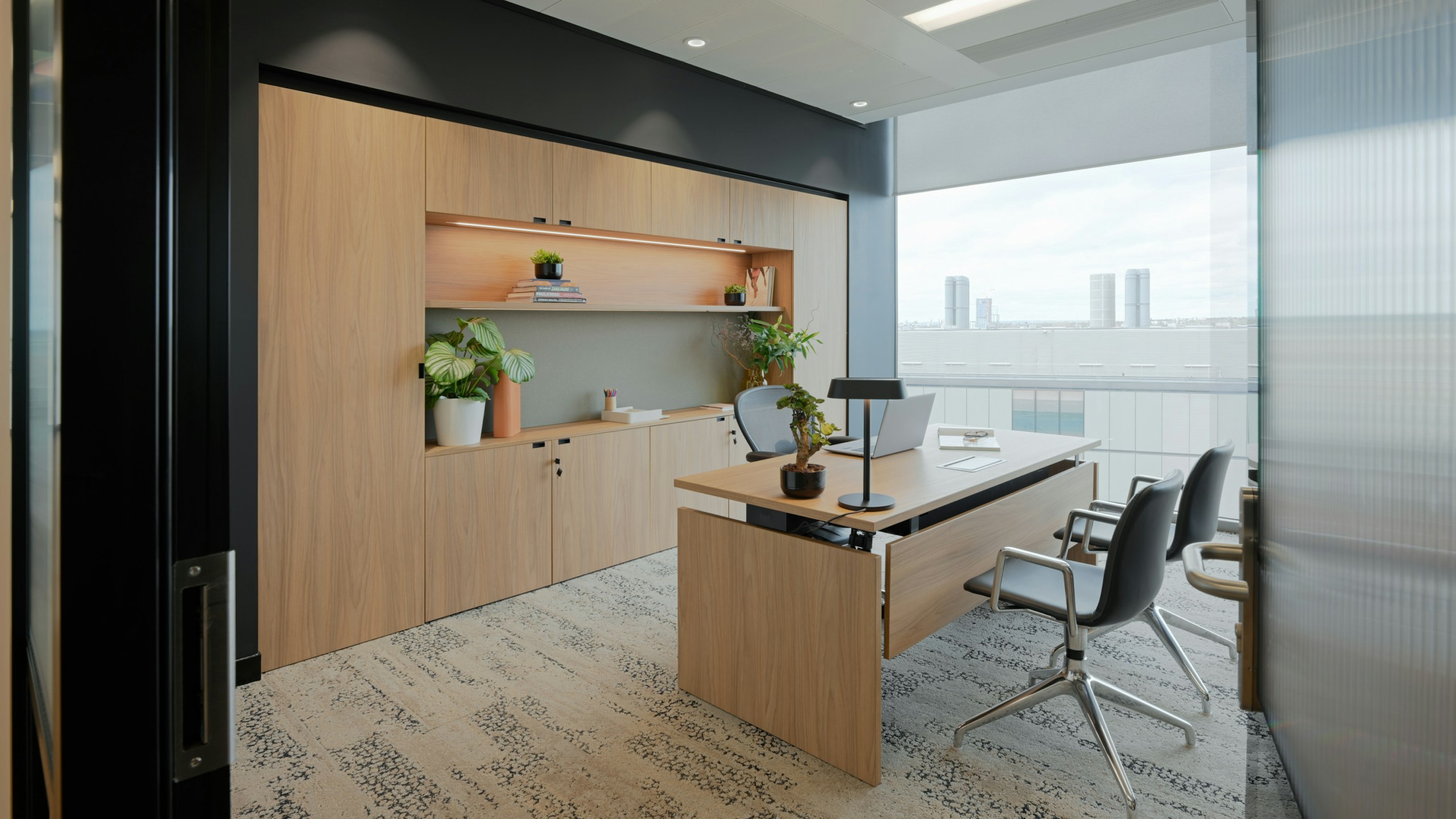 A Knoll private office at the NATO Defence Innovation Accelerator featuring a large desk and Aeron Chair by Herman Miller